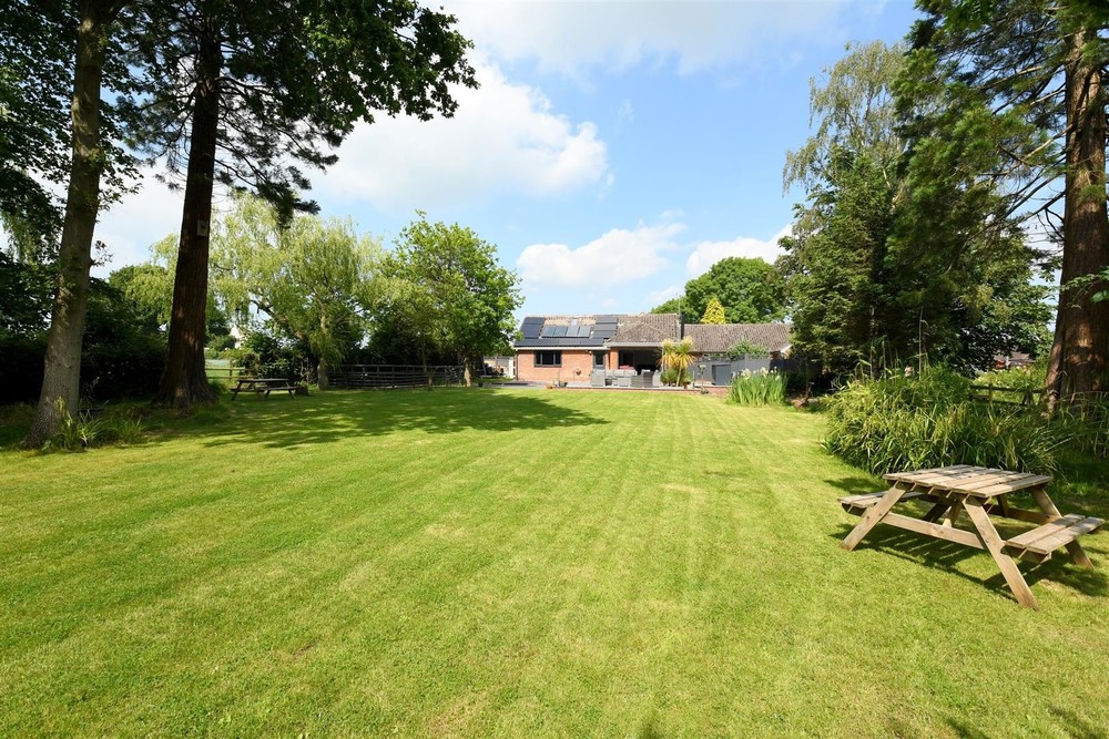 **FEATURE PROPERTY** Hayes Croft, Etwall