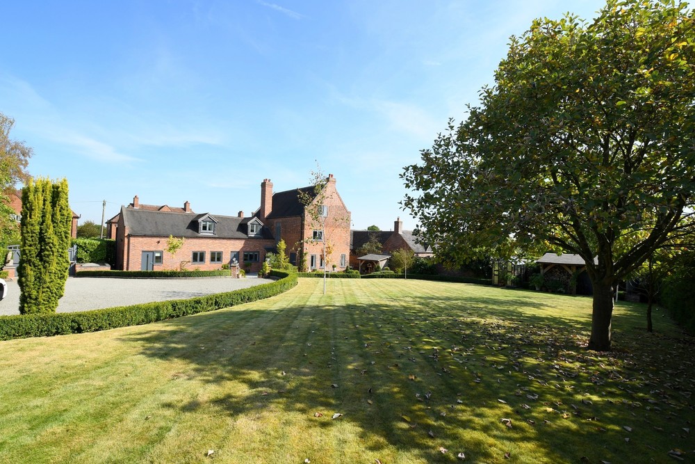 New to the market is the elegant Weaverlake Farm, offering superb Annexe/home office potential!