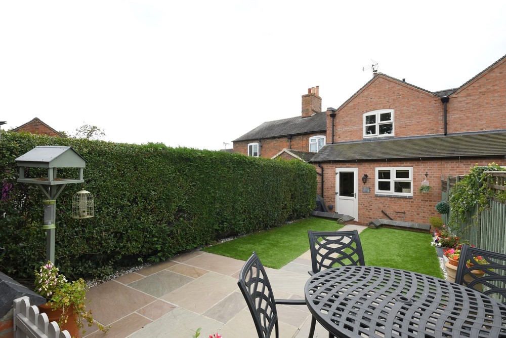 **NEW TO THE MARKET** A charming cottage in the idyllic Barton under Needwood