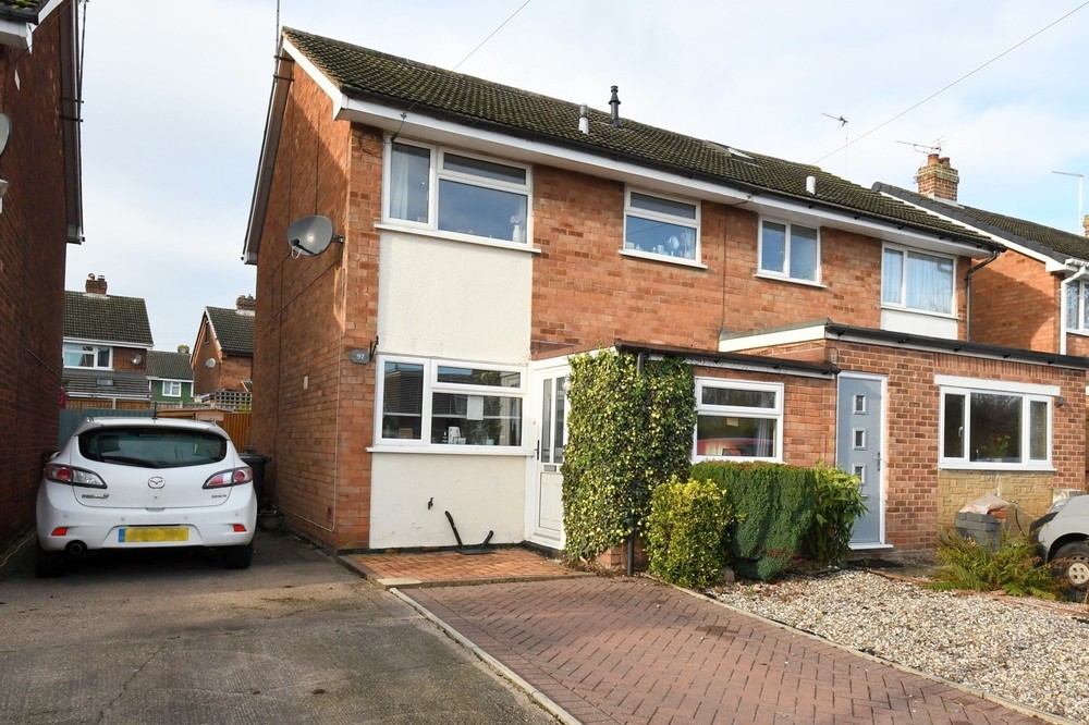 #New to the Market! This beautifully presented extended home in popular Barton under Needwood offers spacious living accommodation, three double bedrooms and landscaped gardens
