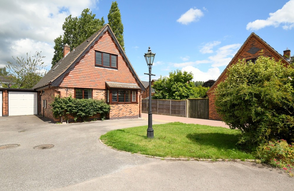 ***New To Market *** Detached Chalet Style Home - No Upward Chain