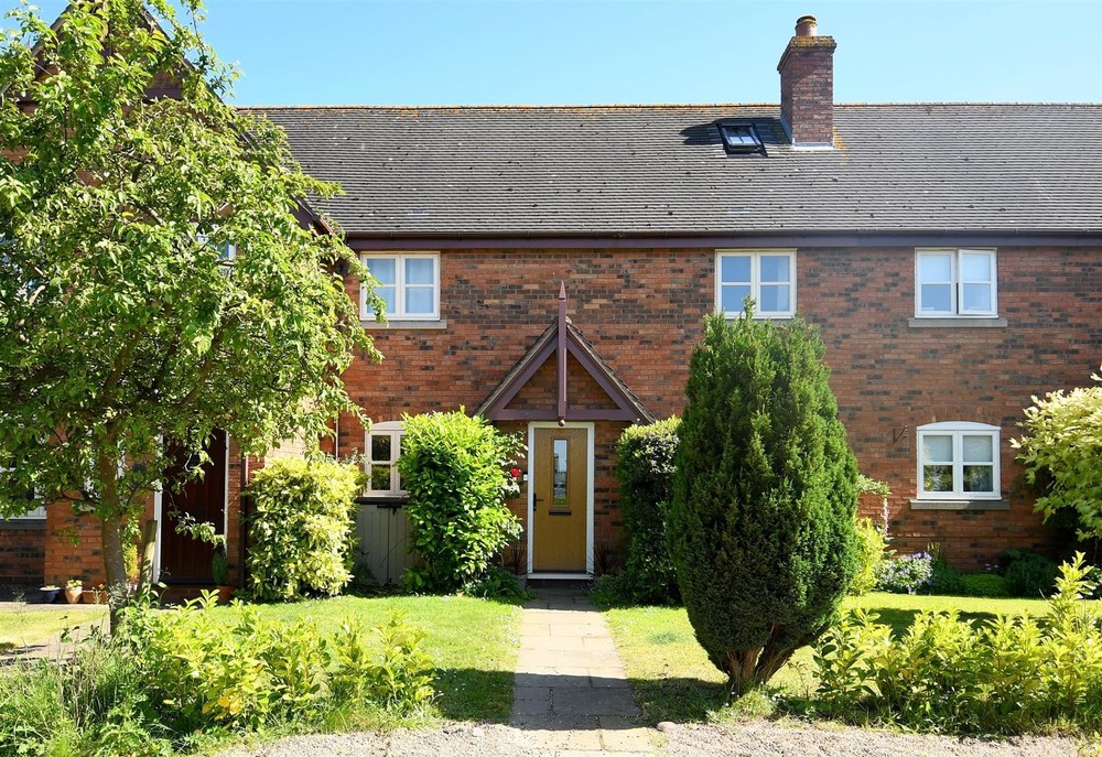 Cottage Style Property in Popular Village Churchside £400,000