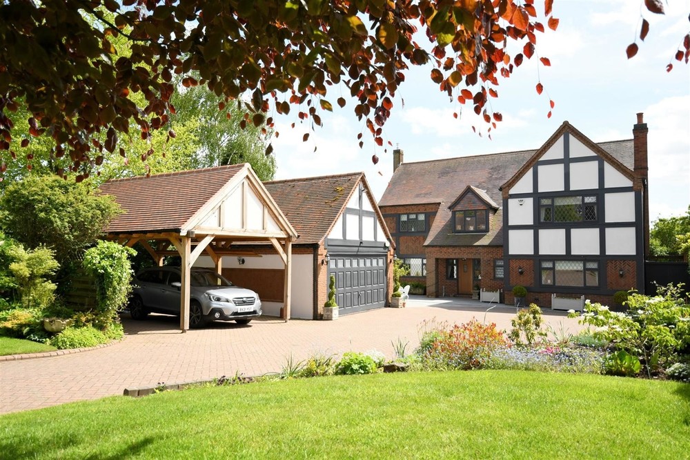 Executive Detached Village Residence - Byegate - Upper Longdon