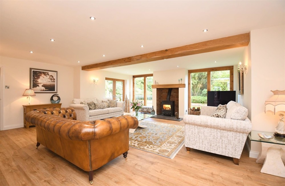 **No Chain**Prestigious Setting, Equestrian Facilities & Immaculate Detached Barn*