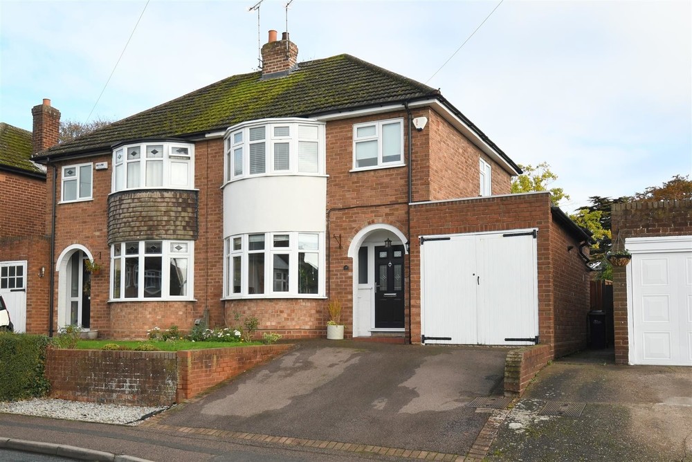 Beautifully Presented & Recently Refurbished - Efflinch Lane