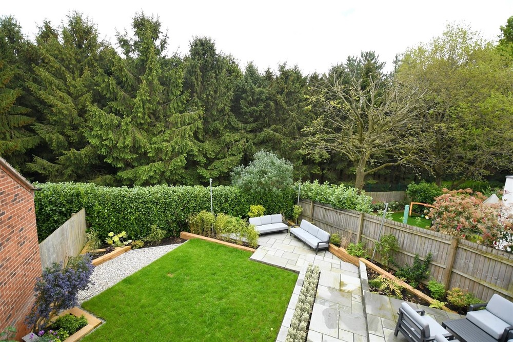 Modern Detached Family Home - Secluded Landscaped Gardens - Sutton Cresent