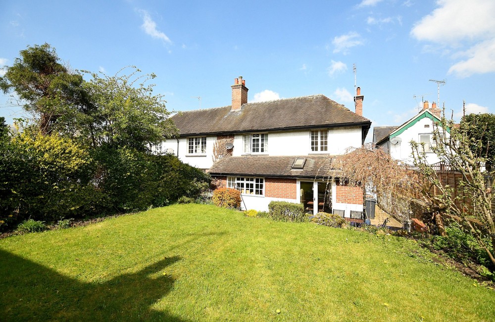 Welcome to Notwen, nestled on Main Street in the charming village of Newton Solney! Offers Over £350,000