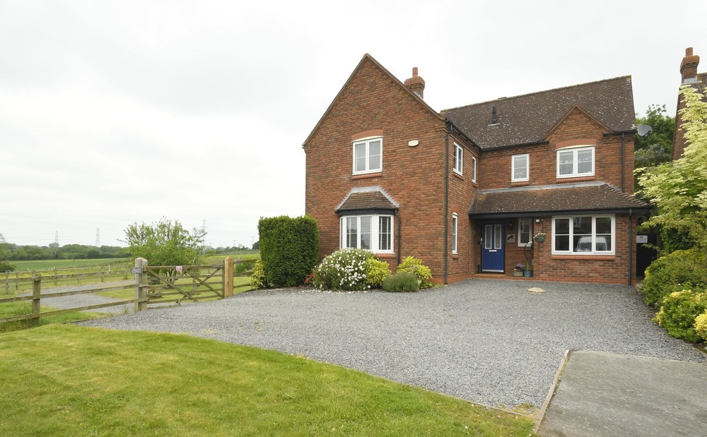 New Equestrian Property on the Market!  Hayden Lodge, Rosliston Price: £850,000