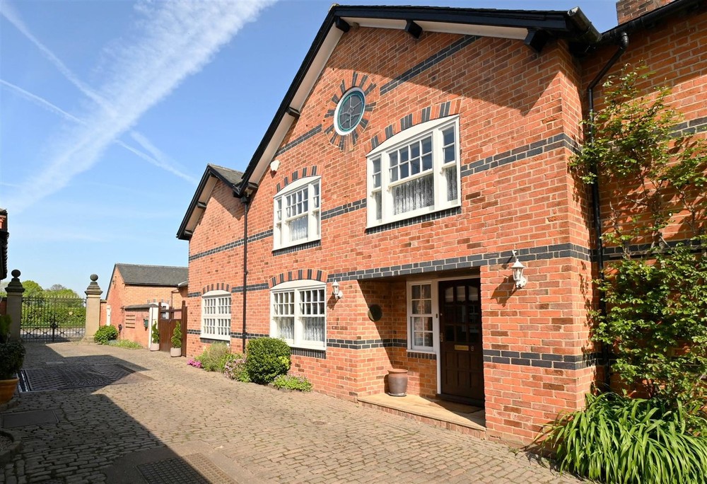 New to Market – No Upward Chain Draycott House, Rangemore – £495,000