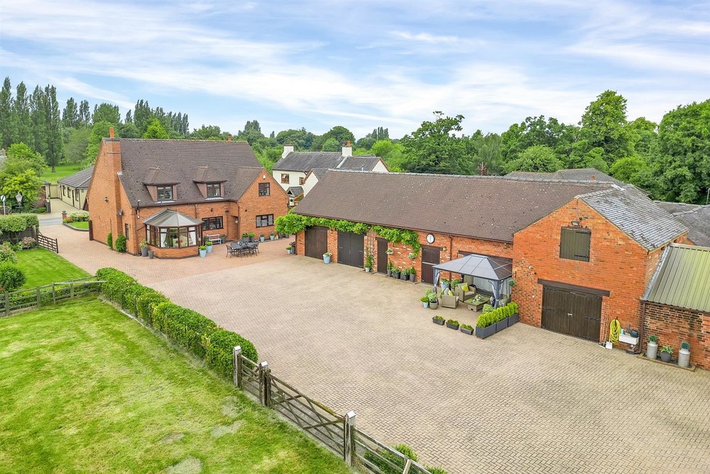 NEW PRICE ALERT – Herons Reach, Stretton Now £1,195,000 9.6 Acres | Equestrian Potential | Stunning Countryside Views